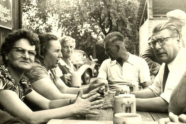 In gemütlicher Runde am Vereinsheim bis 1972 im Badehaus des Neckar-Freibads