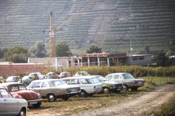 Baustelle vom Haus am See mit Parkplatz